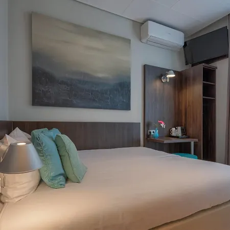 Отель Damsquare 3*